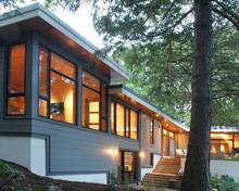 дом в современном стиле на рельефе